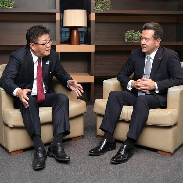 アカマイ・テクノロジーズ職務執行者社長の日隈寛和氏（右）と、ラック代表取締役社長の西本逸郎
