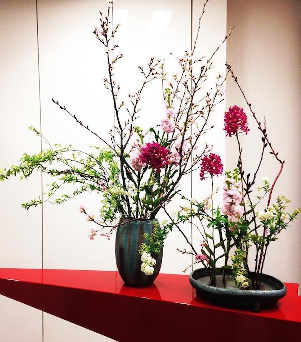 当社受付の飾り花は、最近は、梅や桜なども使用