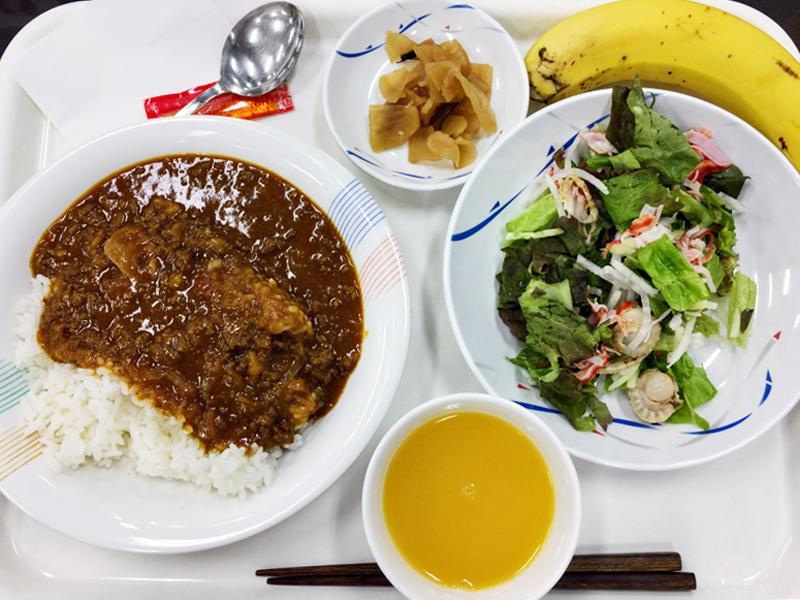 木曜の昼食はカレーライス