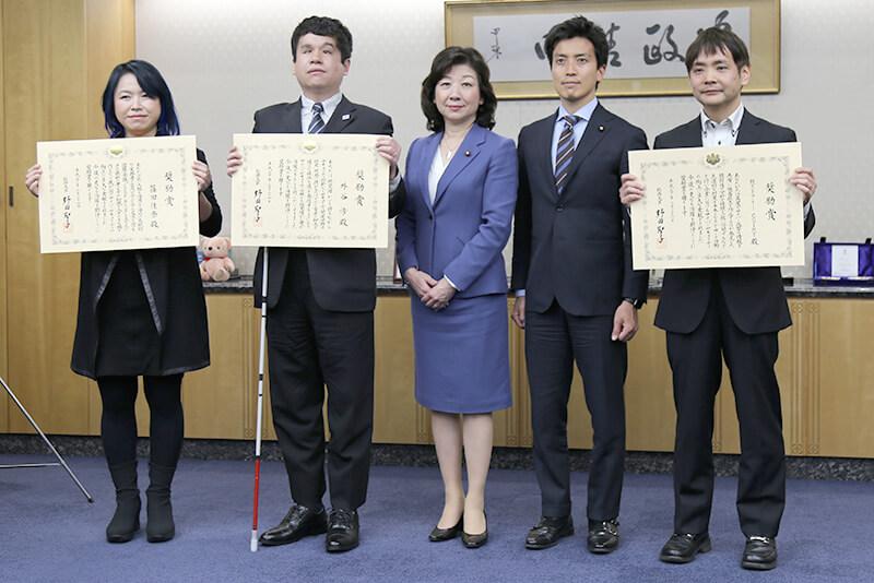 （左から）篠田氏、外谷、野田大臣、小林政務官、鴨志田氏