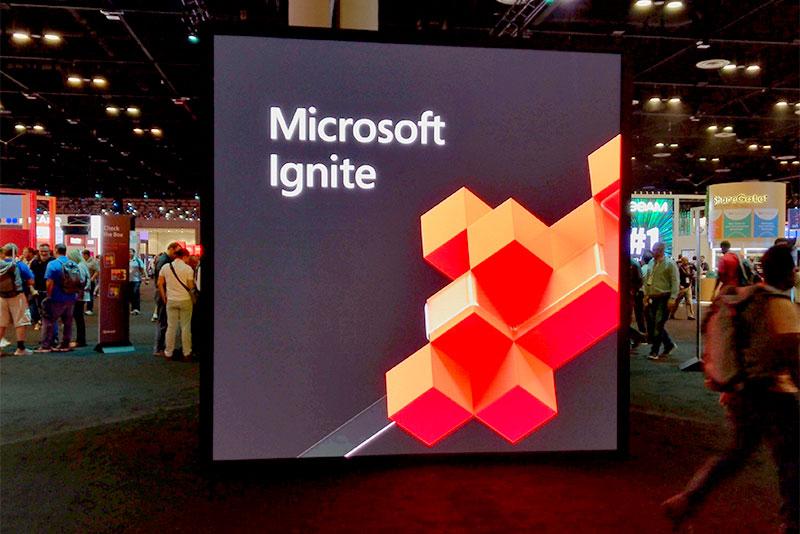 メイン会場入り口、大型サイネージに表示されたMicrosoft Ignite ロゴ