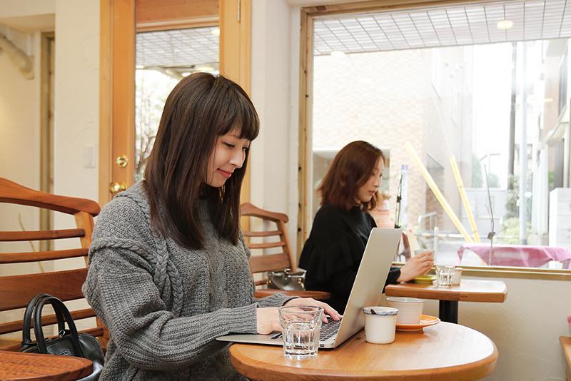 カフェ内でパソコンを使い仕事をしている様子