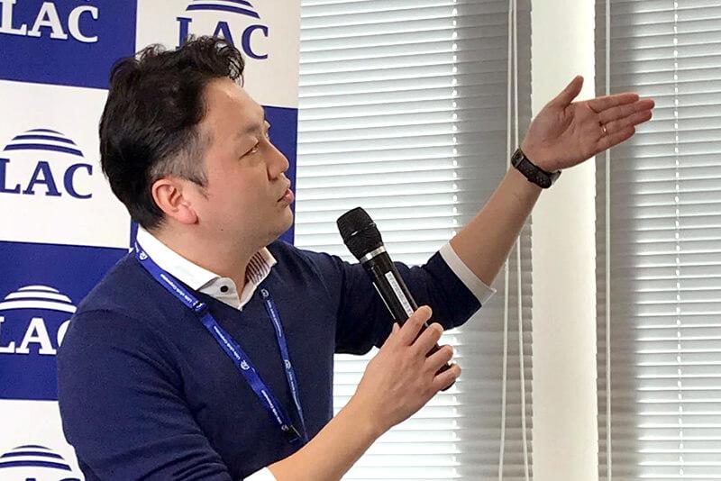 SI事業において各事業部の連携を担当する、SIS事業統括部の八木