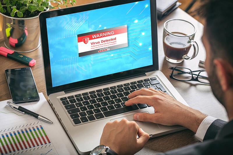 社員のPCにマルウェア感染が発見されたイメージ