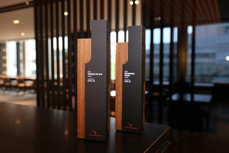 「Best Enterprise of the Year Japan 2020」「Best Partner of the Year Japan 2020」トロフィー