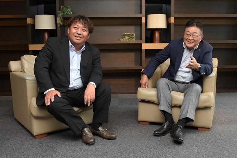 エルテス代表取締役社長の菅原貴弘氏（写真左）と、ラック代表取締役社長の西本逸郎（写真右）