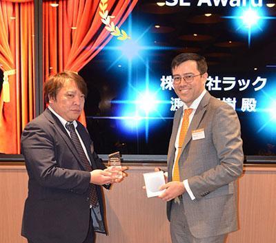 SE Awardで営業統括部 ソリューション営業推進部 第一グループ 渡部正樹の受賞の様子