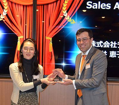 Sales Awardで営業統括部 ソリューション営業推進部 企画＆販売促進グループ 中井恵子の受賞の様子