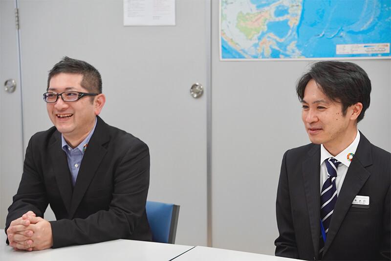 左から、システム部ICTチームの調査役 我那覇氏と、基盤チームの調査役 山本氏
