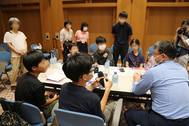 静岡県警の方のお話しを聞く子どもたちの様子