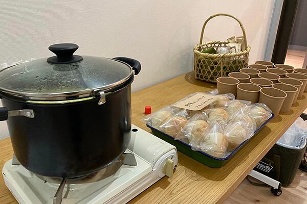旭川市のカフェ「ハルニレカフェ」のご主人から提供いただいたスープとパンの軽食
