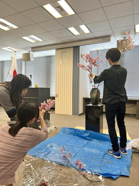 花材を生ける様子