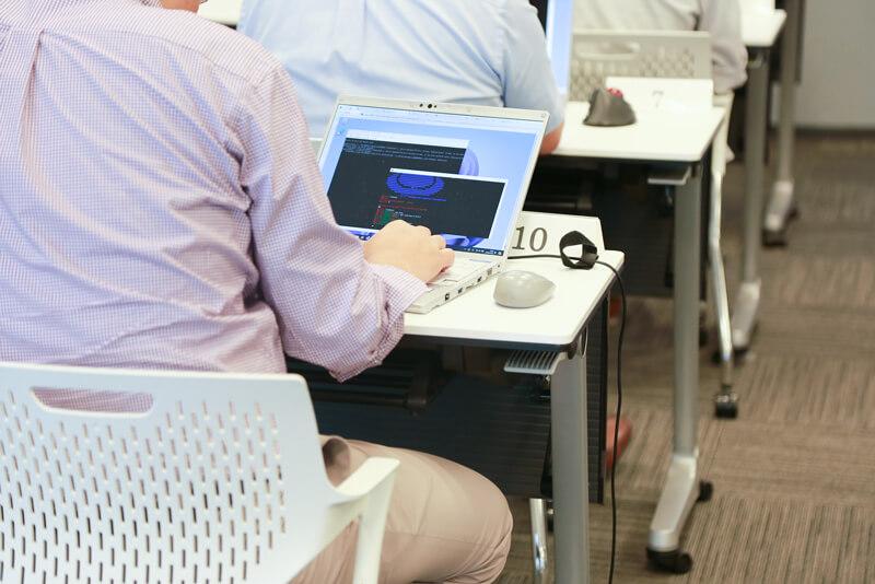 ペネトレーションテストハンズオンコースを受講する様子