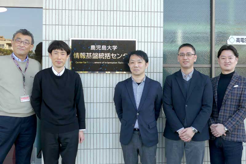 左から、鹿児島大学の佐藤氏、相羽氏、ラックのエンジニアリングサービス部 上田、同部グループマネージャー 土井、事業統括部統括部長 東