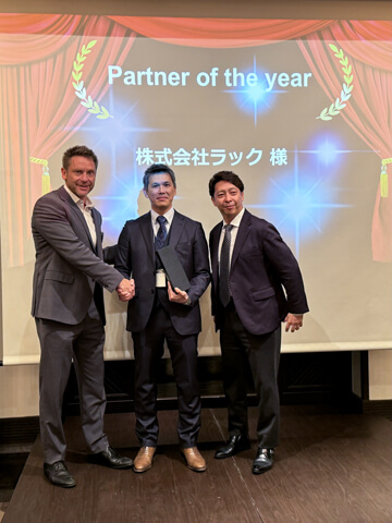 写真中央がラックの西村 真彦