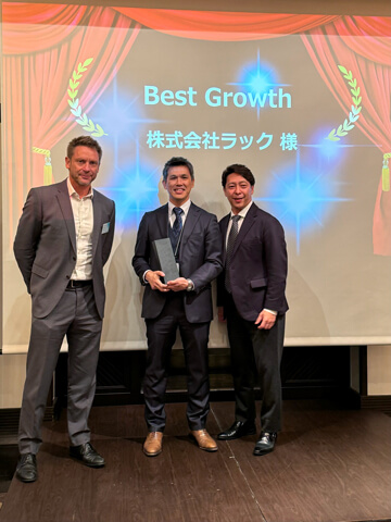 写真中央がラックの西村 真彦