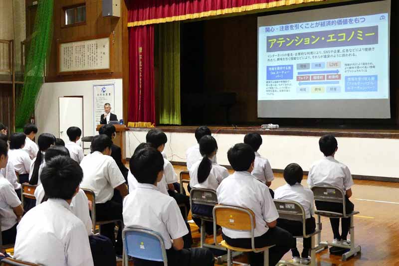 全校生徒参加の、情報モラル講座の様子