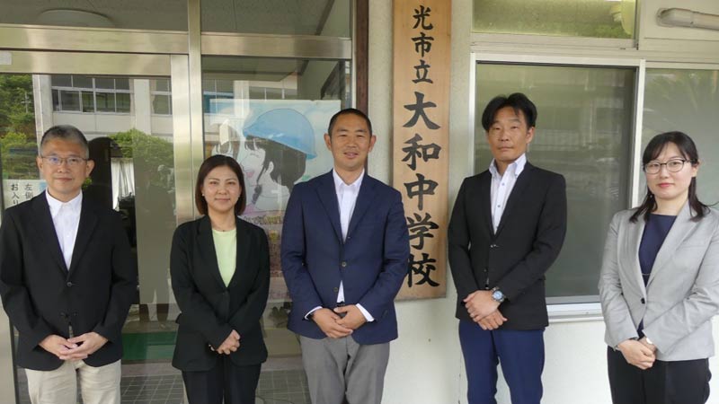 山口県光市立大和中学校の福岡校長(右から2番目)と西本教諭(同3番目)。ラックは清水(左)、尾方、高橋(最右)が体験授業を担当した