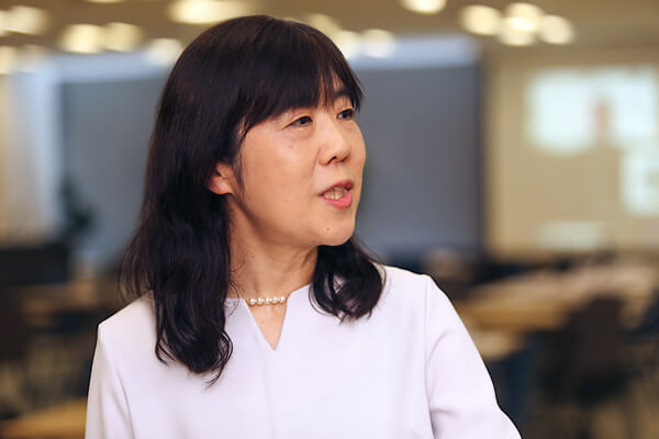 松下 綾子氏