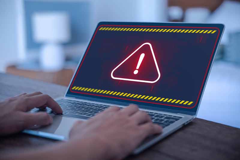 詐欺サイト・偽の警告画面が表示されるイメージ