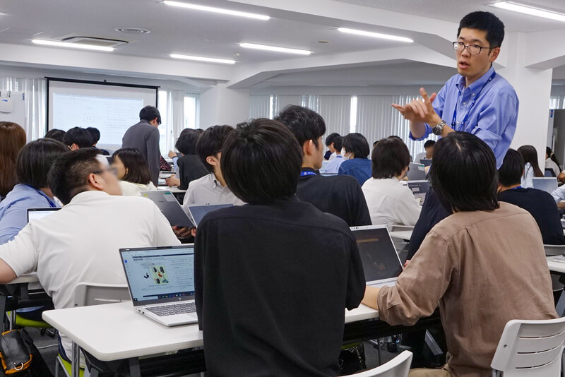 ディスカッション中、受講者との会話に加わる講師