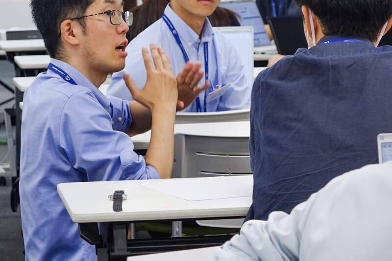 ディスカッション中、受講者との会話に加わる講師