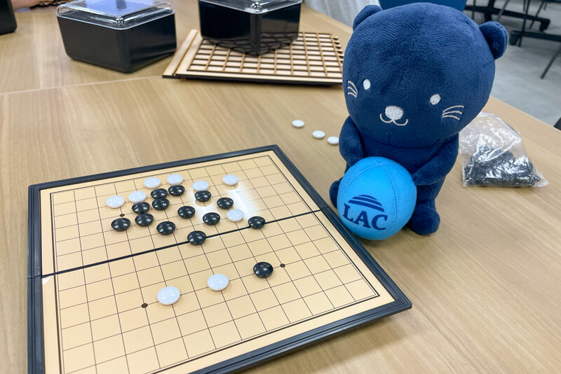 ラックのキャラクター「らっこ」と一緒に