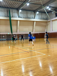 バドミントンをする様子