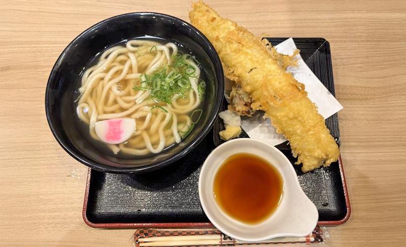 うどん屋での打ち上げの様子
