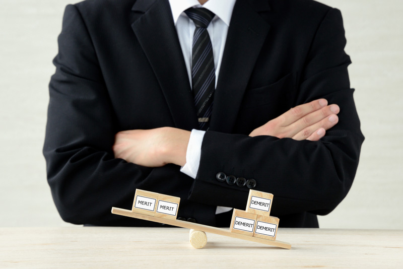 メリット・デメリットを比較するイメージ