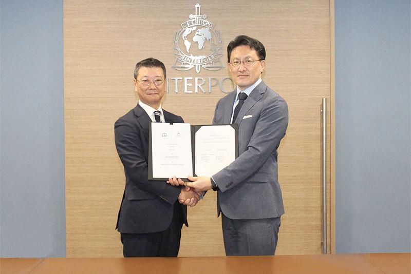 Mr. Noboru Nakatani, IGCI Executive Director and Mr. Hideaki Hanabusa, LAC Managing Executive Officer, during the agreement signing held at the IGCI in Singapore.