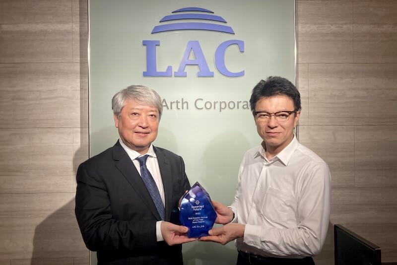 写真左からレコーデッド・フューチャー・ジャパン株式会社の牛込秀樹様と、ラックの内田法道