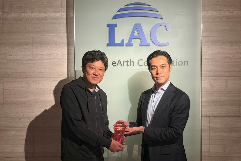 Splunk Service Japan合同会社 パートナービジネス営業本部長 西木浩氏(右)と、ラック 技術統括部 担当部長 田原祐介(左)