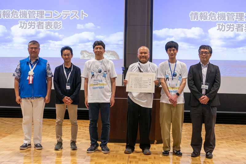 写真左から3番目がラックの長谷川、右から2番目が中川