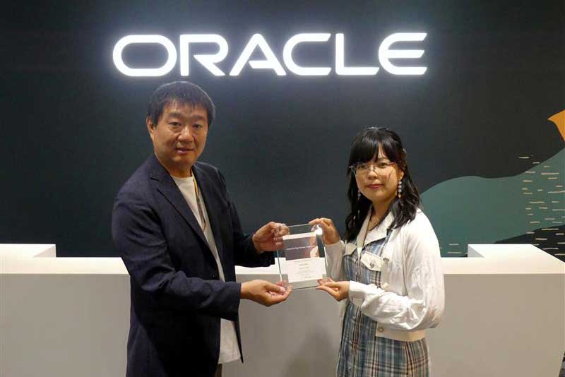 写真左は日本オラクル株式会社の吉川様、右はラックの石井