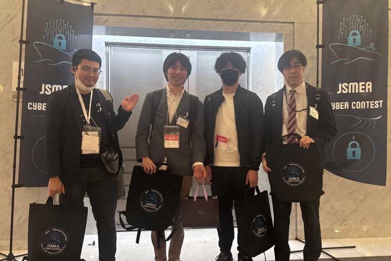 左から、デジタルペンテスト部 日野 遥、同部 今井 啓貴、同部 佐藤 絢斗、診断統括部 丹羽 秀卓