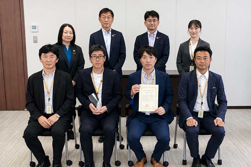 前列左からラックの佐古 純一、坂下 敦志、浦川 順平、金野 武、後列右が大澤 実紗